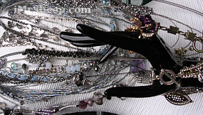 Fashion Jewellery: Pins, Hair Pins, Broches, Necklaces, Necksets, Earrings, Rings, Bracelets, Earmuffs, etc